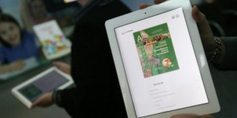 Минобрнауки: школы сами решат, использовать ли электронные учебники.